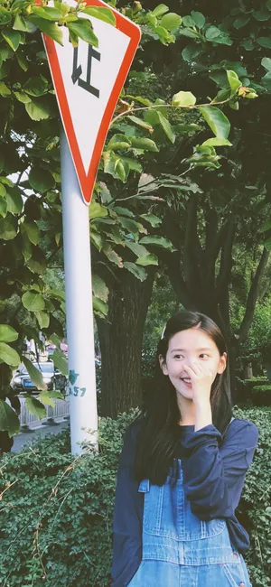 章若楠路边写真
