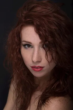 满脸雀斑卷发美女_1