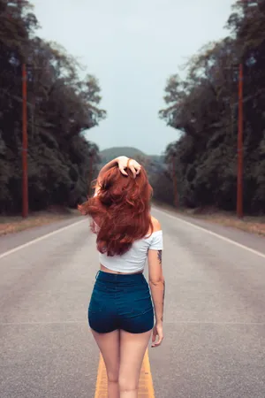 国外马路金发美女