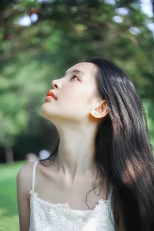 仰望天空的清纯美女