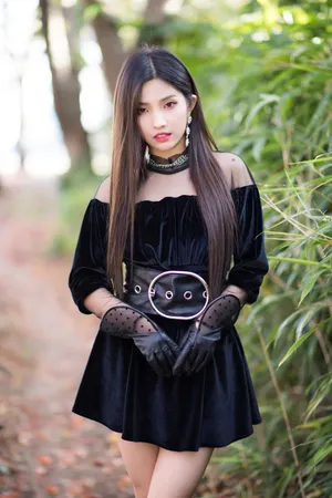 黑色裙子 素装美女