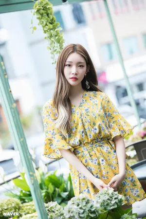 素装 花色裙子美女_1