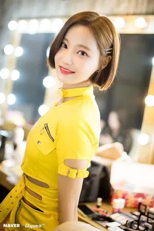 黄色衣服美女