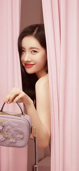 透过窗帘秀包包的长发美女高清
