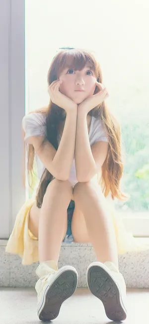 坐在窗台双手撑脸的长发清纯美女_1