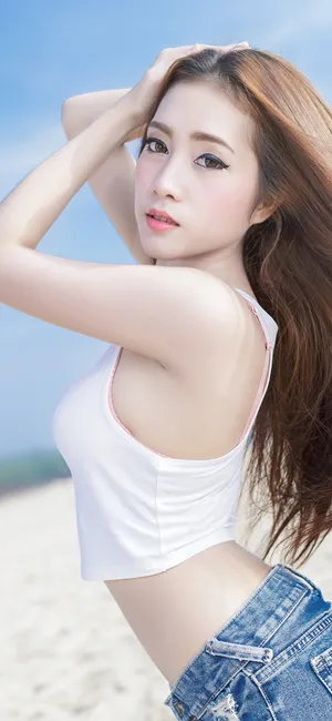 沙滩摄影穿牛仔裤的长发美女