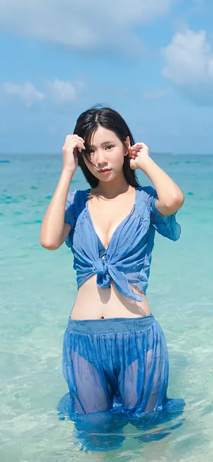 站在海中穿着蓝色蕾丝泳衣的清纯美女
