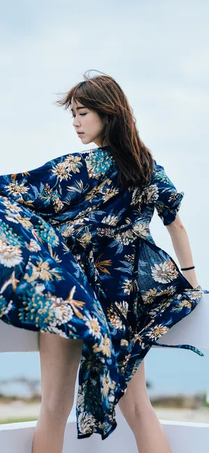 穿蓝色花纹大外套站在公路上的美女唯美摄影