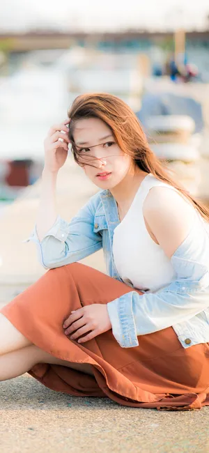坐在海提上的美女