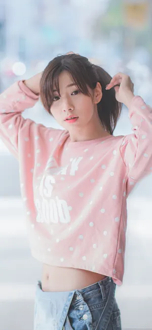 穿牛仔裤撩发的清纯美女