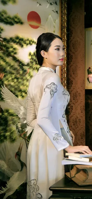 屏风前站着穿蕾丝旗袍的美女