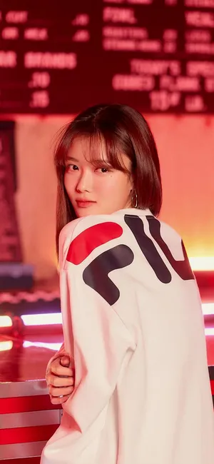 穿斐乐时尚上衣的长发美女