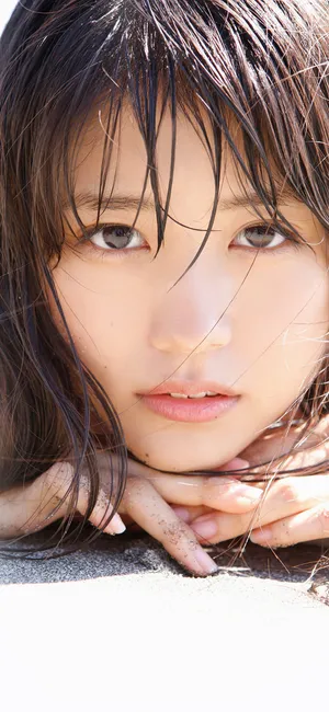 趴在沙滩上的清纯亚洲美女高清_1