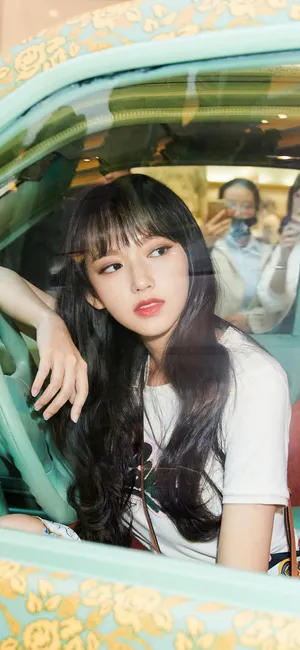 车展上坐在车里的长卷发高颜值美女