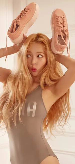 穿紧身衣，高举一双运动鞋当兔耳朵的可爱韩国美女