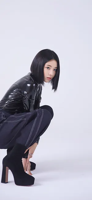 短发，皮衣，穿着超高高跟鞋的时尚美女