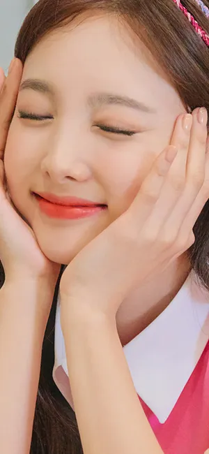 做可爱表情的少女