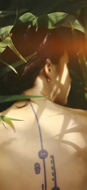 背上个性纹身的欧美女生裸背