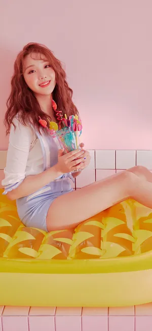 坐在气垫床上满满少女心的长卷发亚洲美女_1