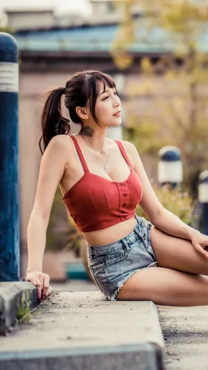 坐在台阶上的大胸吊带，性感超短牛仔裤