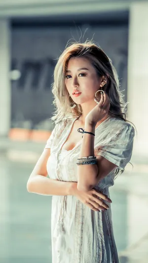 染灰色发色的大胸亚洲女神
