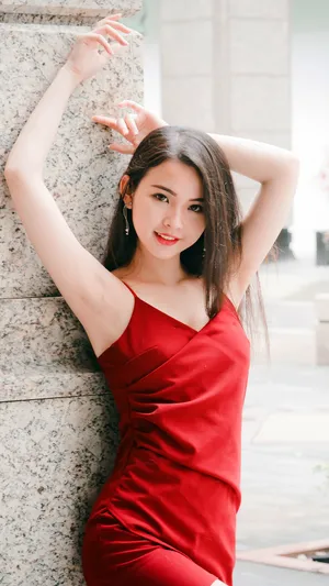 穿着红色吊带连衣裙的性感长发美女
