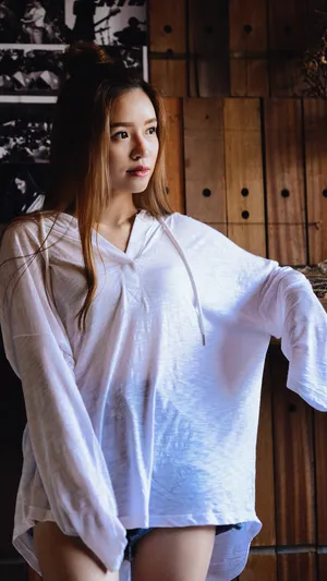 长发穿透视白色大T恤的美女