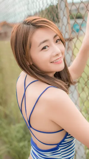 站在铁网前的长发美女