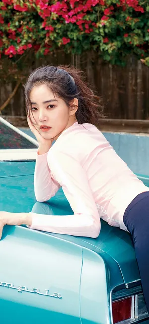 趴在车上的马尾辫美女