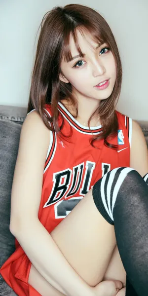 穿着篮球服的长发女生