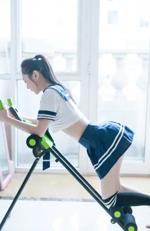 校服装长发学生妹健身房的高清手机背景图片