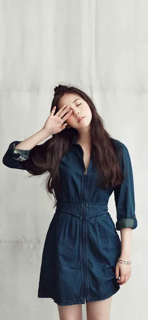 可爱的牛仔连衣裙模特妹子写真壁纸