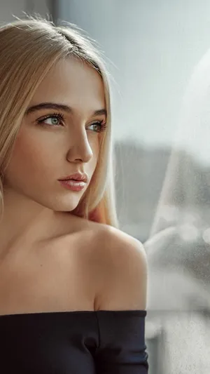 窗前的金发外国美女