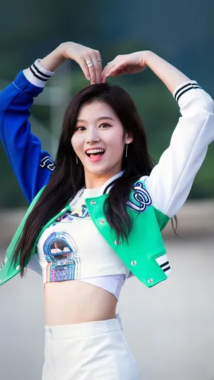 比着爱心手势的长发运动小清新美女_1
