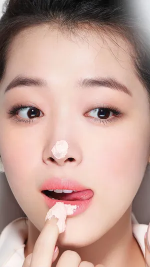 吃蛋糕的美女头像壁纸