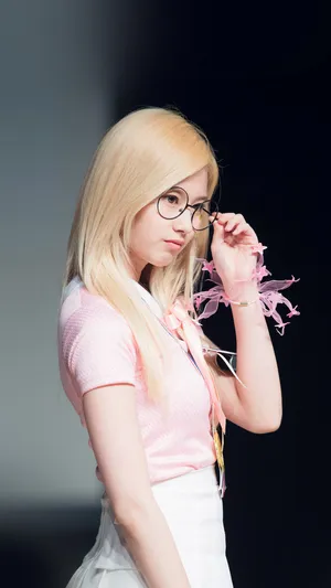黄头发大眼镜美女手机背景图片