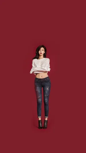 大红背景下的牛仔美女图片