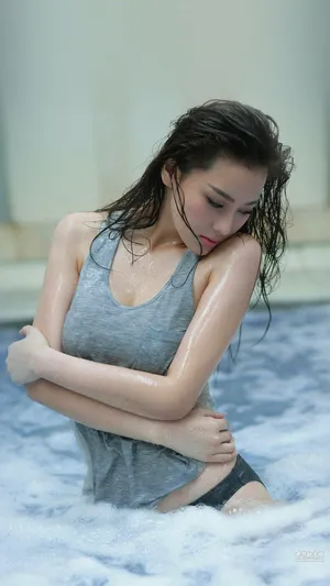 亚洲女神张馨予泳池湿身性感写真