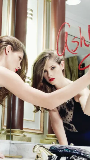 照镜子的红唇妖艳欧美美女图片