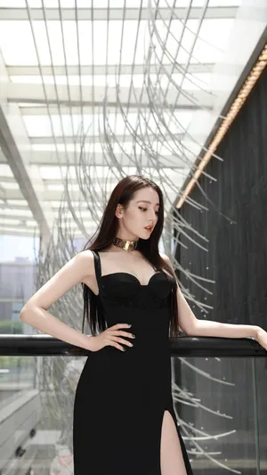 迪丽热巴性感开叉裙诱惑写真