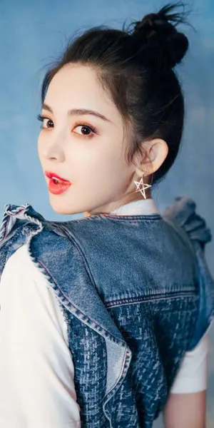 精致女神古力娜扎休闲牛仔迷人写真