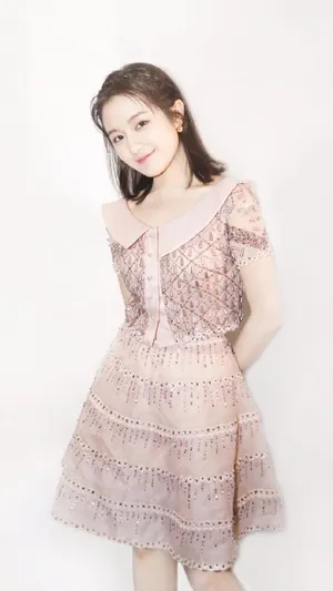 李兰迪粉色学院风连衣裙造型