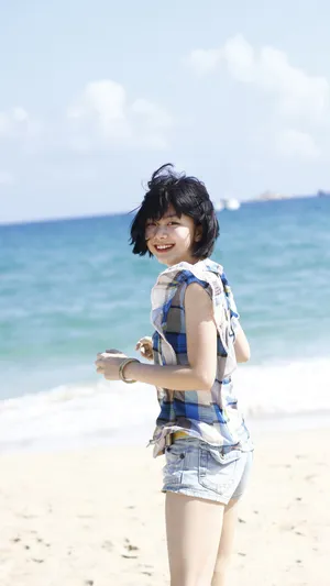 谭松韵海边可爱写真_1