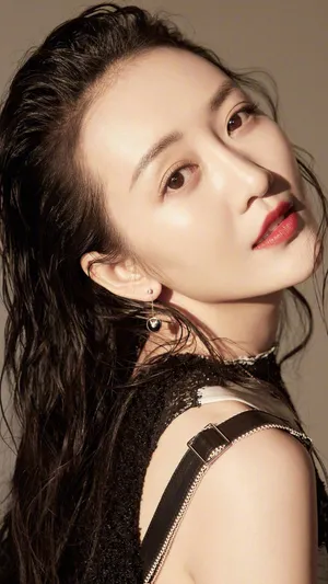 王鸥妩媚动人写真