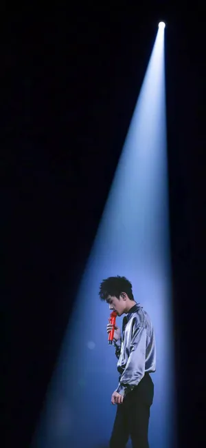 抖音上很火的易烊千玺演唱会一束光