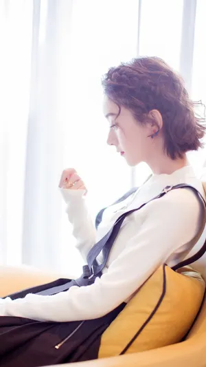 赵丽颖清新甜美室内写真