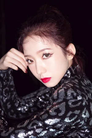 孟美岐性感红唇