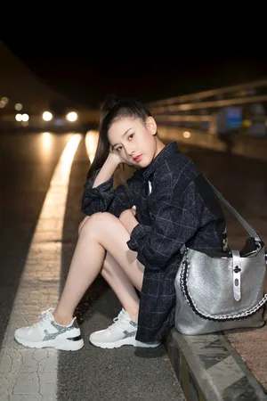 宋祖儿（lareina）马路牙子