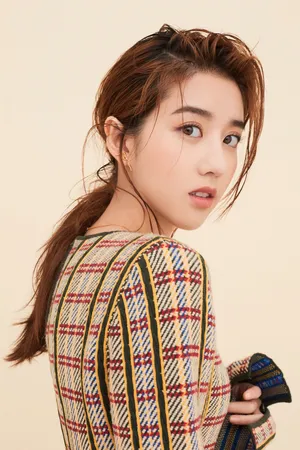 李凯馨格子裙子