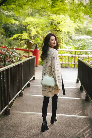 李沁美女回眸一笑百媚生